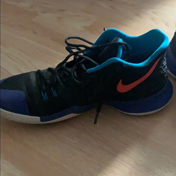 Nike Kyrie 3 - Picture 2 of 4